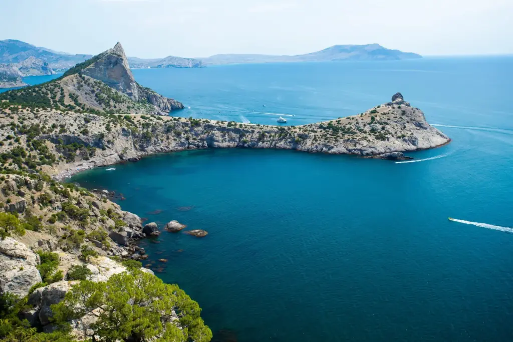Новый Свет в Крыму: бухты, тропа Голицына и где рядом купить землю
