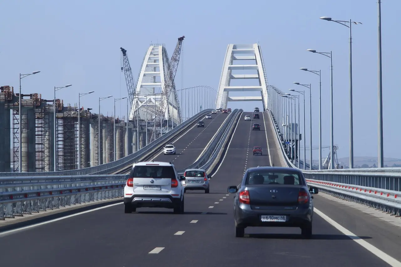 Крымский мост — автомобильный въезд на полуостров со стороны Краснодарского края