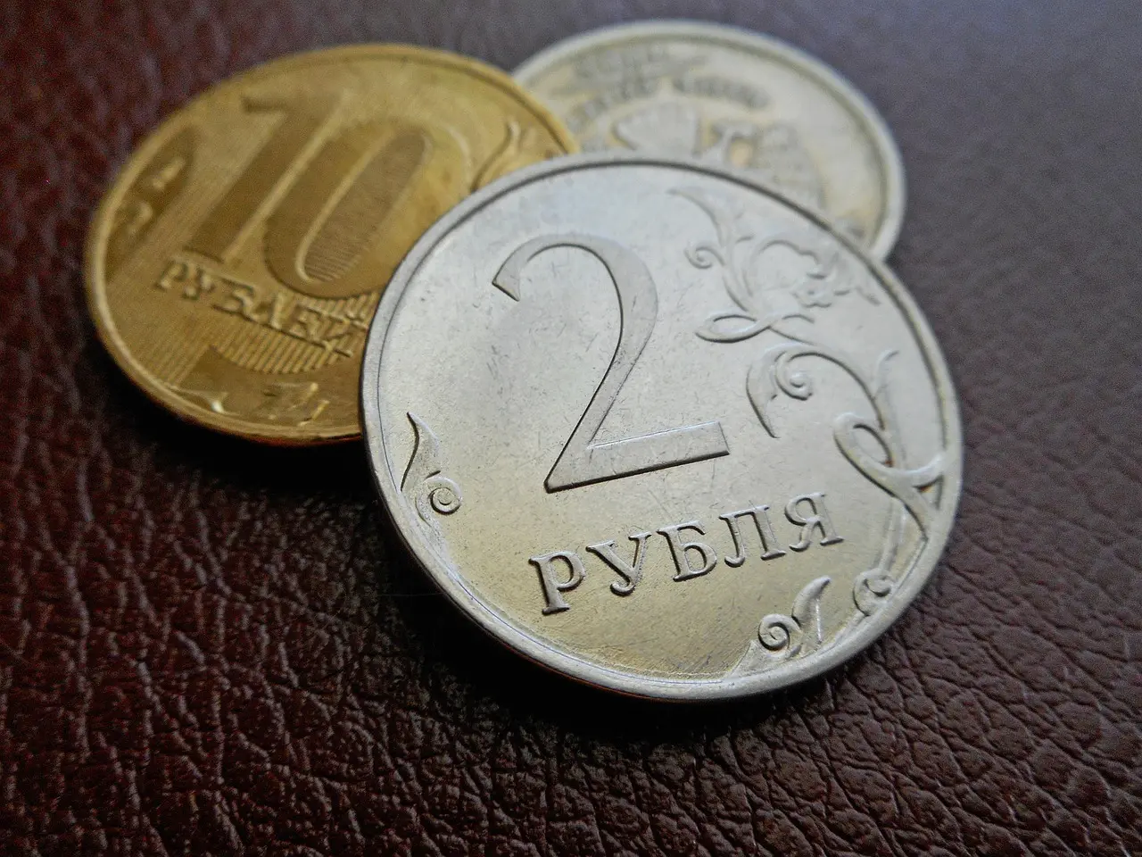Монеты 2 и 10 рублей — иллюстрация к расходам на регистрацию сделки