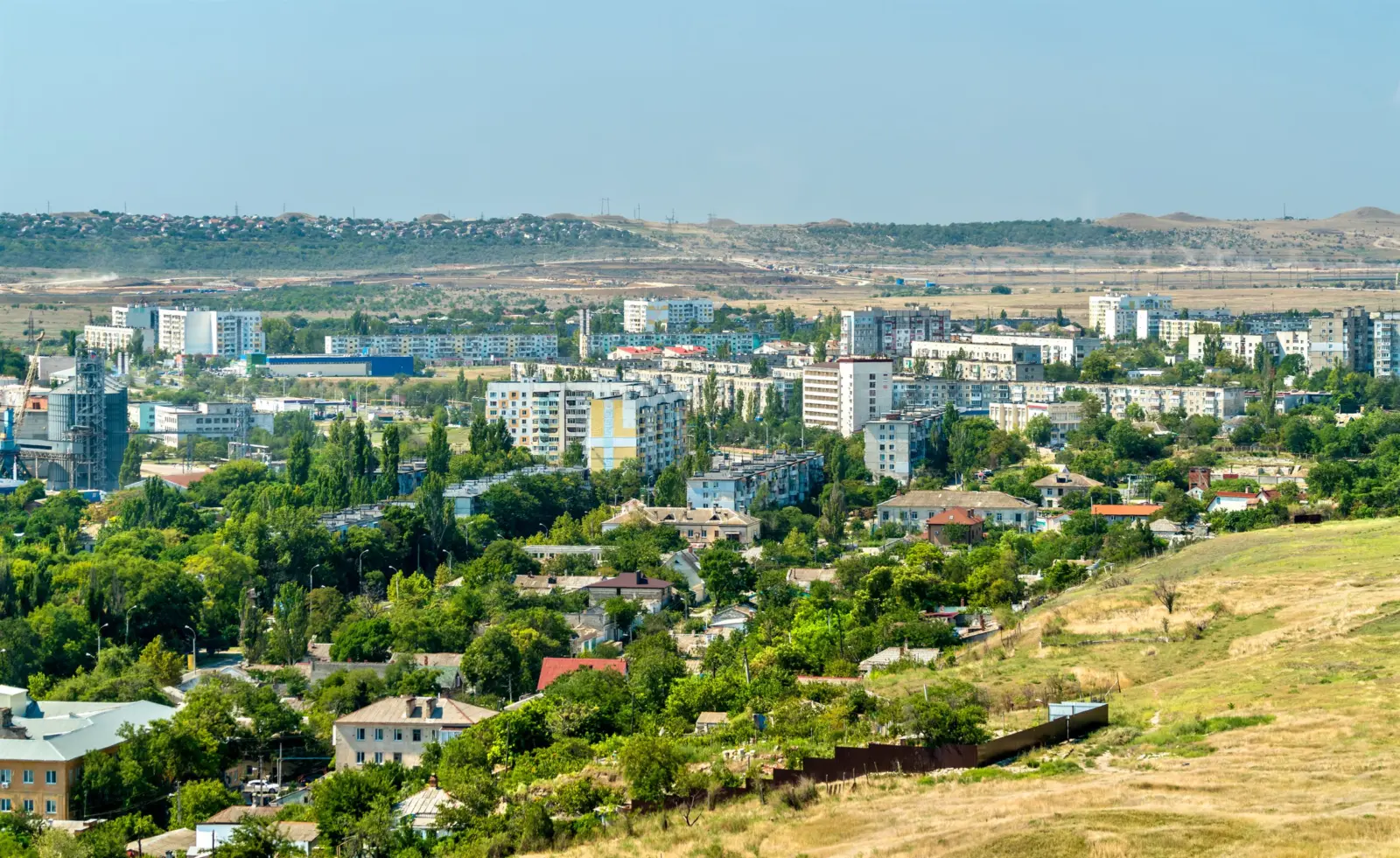 Городская застройка на фоне степных холмов в Симферопольском районе, Крым